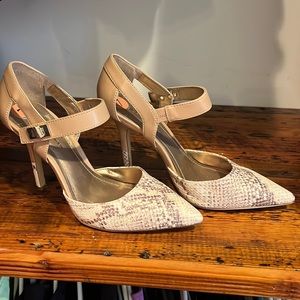 BCBG stiletto’s. Nude.